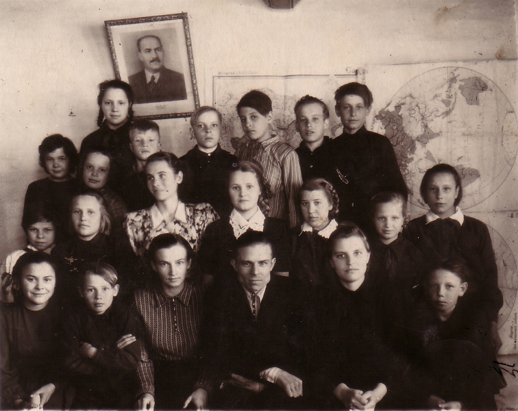 Детдомовские дети и учителя чирковской семилетки, 1953